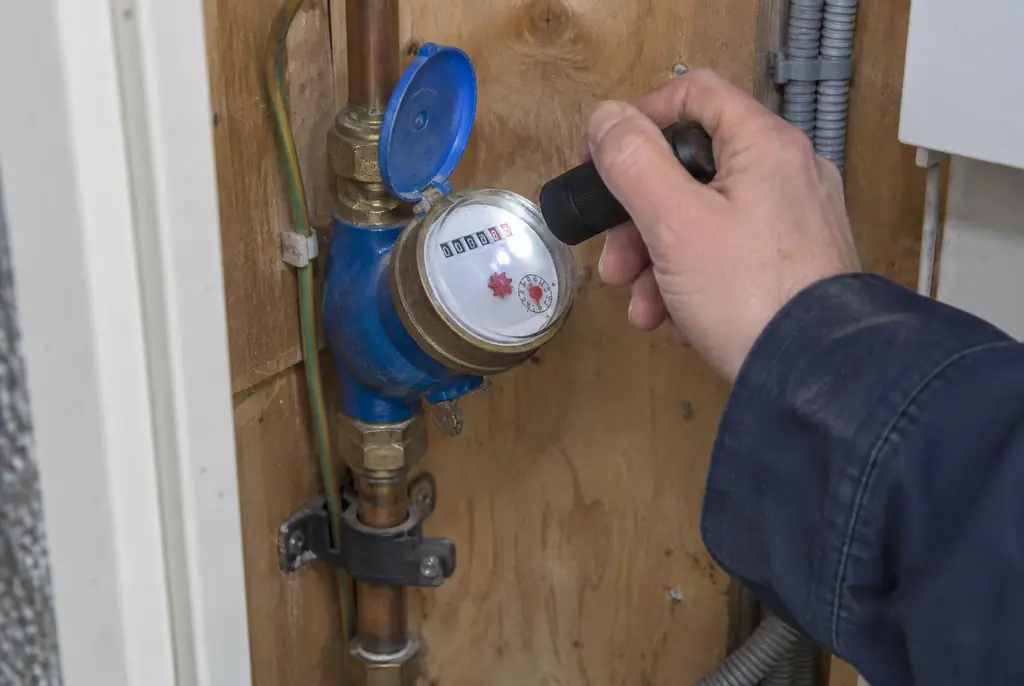 Lekdetectie Capelle aan den IJssel – watermeter in de meterkast controleren met een zaklamp